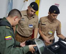 Policiais militares do Esquadrão Antibombas da PM conhecem estrutura e equipamentos da Polícia Nacional da Colômbia