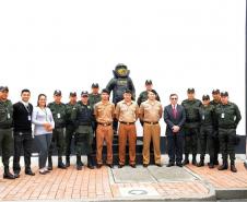 Policiais militares do Esquadrão Antibombas da PM conhecem estrutura e equipamentos da Polícia Nacional da Colômbia