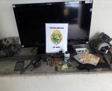 PM encaminha dois suspeitos à delegacia em Guarapuava (PR); armas, drogas e munições são apreendidas 