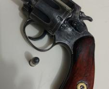 Polícia Militar apreende armas de fogo, drogas e objetos durante abordagens na RMC