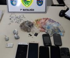 Durante o cumprimento de mandados em Cruzeiro do Oeste PM apreende dinheiro e drogas; trio é encaminhado