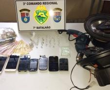 Durante o cumprimento de mandados em Cruzeiro do Oeste PM apreende dinheiro e drogas; trio é encaminhado