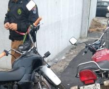 PM apreende colete balístico e drogas durante abordagens de rotina em Fazenda Rio Grande, na RMC

