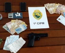 Policiais militares apreendem drogas, dinheiro, veículo e simulacro durante cumprimento de mandados na Lapa (PR)