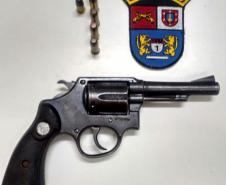 PM apreende revólver, objetos para armazenar drogas e buchas de crack durante ações no Sudeste do estado

