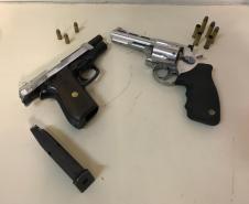 Polícia Militar apreende apreenderam 1,5 quilo de maconha e duas armas de fogo em abordagens distintas na Capital do estado
