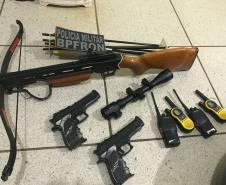 Militares estaduais capturam foragido e apreendem simulacros, rádios, luneta e motor de barco em Guaíra

