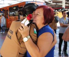 Curitiba, 11 de maio de 2018. Entrega de Flores em Homenagem ao Dia das Mães