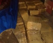 Policiais militares de Assis Chateaubriand apreendem maconha em caminhão durante Operação Tiradentes II; No Paraná foram 191 presos e 29 armas recolhidas