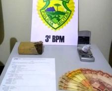 PM apreende drogas, prende cinco pessoas e cumpre um mandado de prisão no Sudoeste do estado

