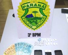 PM apreende drogas, prende cinco pessoas e cumpre um mandado de prisão no Sudoeste do estado
