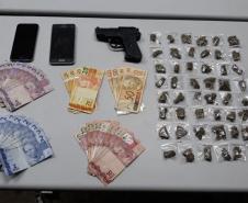 Batalhão da PM apreende armas, simulacros e encaminha 14 pessoas envolvidas com tráfico de drogas e foragidas da justiça em Curitiba

