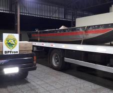 BPFron apreende 45 caixas de cigarro, uma embarcação e um veículo em Guaíra, fronteira do Paraná com o Paraguai; dois homens foram encaminhados