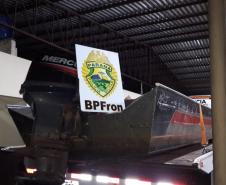 BPFron apreende 45 caixas de cigarro, uma embarcação e um veículo em Guaíra, fronteira do Paraná com o Paraguai; dois homens foram encaminhados