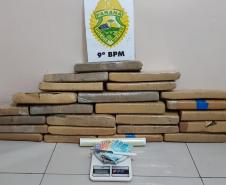 PM apreende quase 20 quilos de maconha e uma pistola com mira a laser, no Litoral do estado; três pessoas são presas