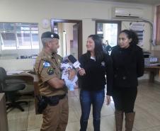 Três dias após salvar bebê, policial recebe visita dos pais do recém-nascido no 6º Batalhão