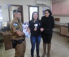 Três dias após salvar bebê, policial recebe visita dos pais do recém-nascido no 6º Batalhão