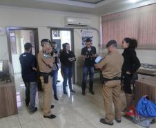 Três dias após salvar bebê, policial recebe visita dos pais do recém-nascido no 6º Batalhão