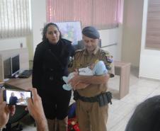 Três dias após salvar bebê, policial recebe visita dos pais do recém-nascido no 6º Batalhão