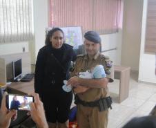 Três dias após salvar bebê, policial recebe visita dos pais do recém-nascido no 6º Batalhão