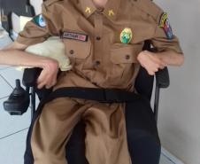 Jovem catarinense recebe carinho de policial militar do Paraná e ganha uma farda da Corporação em Xanxerê (SC)