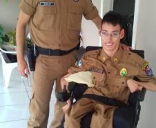 Jovem catarinense recebe carinho de policial militar do Paraná e ganha uma farda da Corporação em Xanxerê (SC)