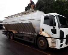 BPRv apreende caminhão com carga de cigarros contrabandeados e placas falsas no Oeste do estado