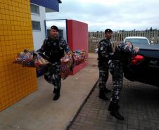 Aproximadamente 150 crianças são presenteadas por policiais militares da região Centro-Sul do Estado