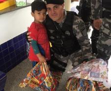 Aproximadamente 150 crianças são presenteadas por policiais militares da região Centro-Sul do Estado