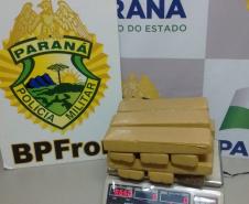 BPFron encaminha dois suspeitos e apreende mais de 6 quilos de maconha, joias roubadas e dinheiro no Oeste do estado 