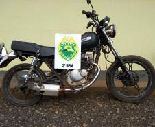 Motocicleta e duas armas são apreendidas e dois homens acabam encaminhados à delegacia no Sudoeste do Estado