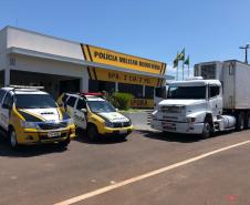 Caminhão com 900 caixas de cigarros contrabandeados é apreendido na PR 323