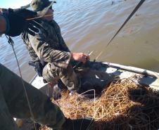 Redes de pesca e espinhéis são apreendidos pela Polícia Ambiental em Santa Helena (PR), no Oeste do estado
