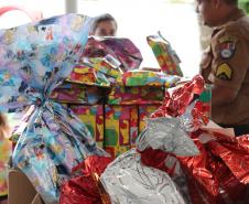 PM doa brinquedos e faz a alegria de alunos do bairro Fazendinha, em Curitiba