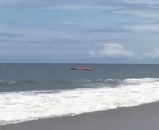 Guarda-vidas socorrem homem que caiu de paramotor no mar em Pontal do Paraná 