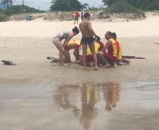 Guarda-vidas socorrem homem que caiu de paramotor no mar em Pontal do Paraná 