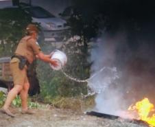 Dupla de policiais militares contém incêndio com baldinho e salva idosa de 74 anos com dificuldades de locomoção