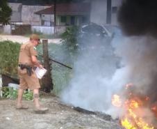 Dupla de policiais militares contém incêndio com baldinho e salva idosa de 74 anos com dificuldades de locomoção
