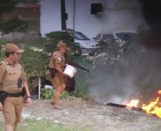 Dupla de policiais militares contém incêndio com baldinho e salva idosa de 74 anos com dificuldades de locomoção