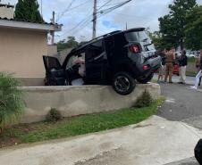 Carro roubado bate em muro residencial durante fuga e condutor é preso pela PM em Curitiba