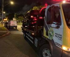 Carro roubado bate em muro residencial durante fuga e condutor é preso pela PM em Curitiba