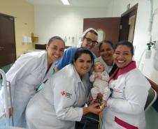 Bebê de três semanas de vida engasga e é salvo por policiais militares em Curitiba