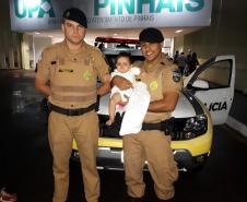 Bebê de oito meses se engasga com leite materno e é salva por policiais militares em Curitiba