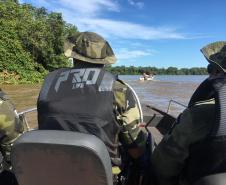 Equipes da Polícia Ambiental participam de atividade educativa no Rio Paraná, no Noroeste do estado