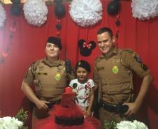 Policiais militares fazem surpresa na festa de aniversário de menina em Cianorte, no Noroeste do estado