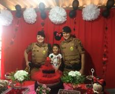 Policiais militares fazem surpresa na festa de aniversário de menina em Cianorte, no Noroeste do estado