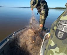 No Oeste do PR, policiais ambientais apreendem materiais ilegais de pesca 