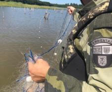 No Oeste do PR, policiais ambientais apreendem materiais ilegais de pesca 