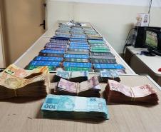 Mais de R$12 mil em dinheiro e 71 celulares são recuperados pela PM no Centro de Curitiba