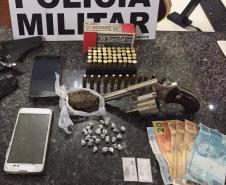 Homem tenta fugir de abordagem, mas acaba preso portando uma arma de fogo e 61 munições no Oeste do estado